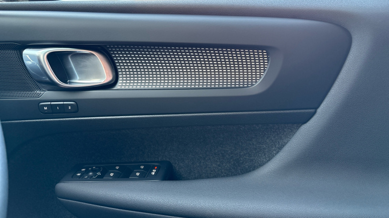 Volvo XC40 2.0 B4P Plus Dark 5dr Auto Petrol Estate